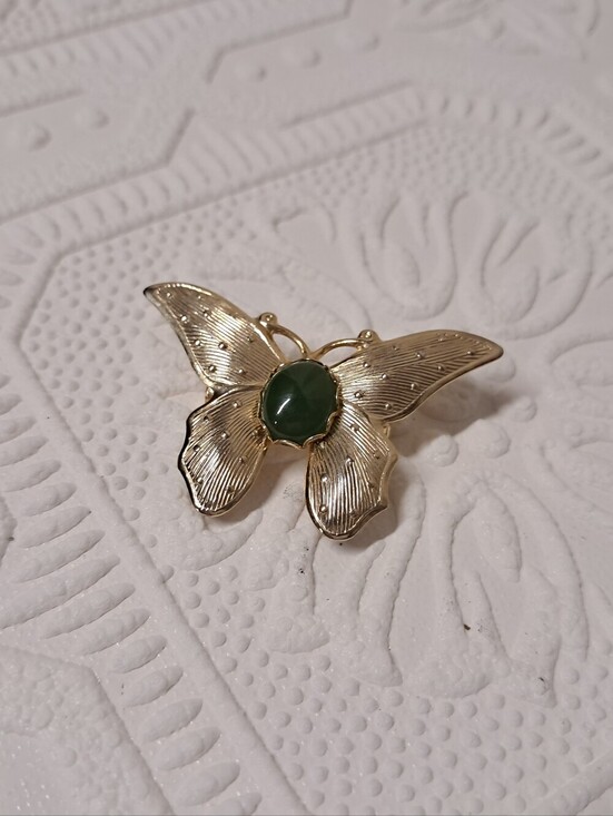 None Jewelry - Gold Tone Butterfly Brooch With Gemstone